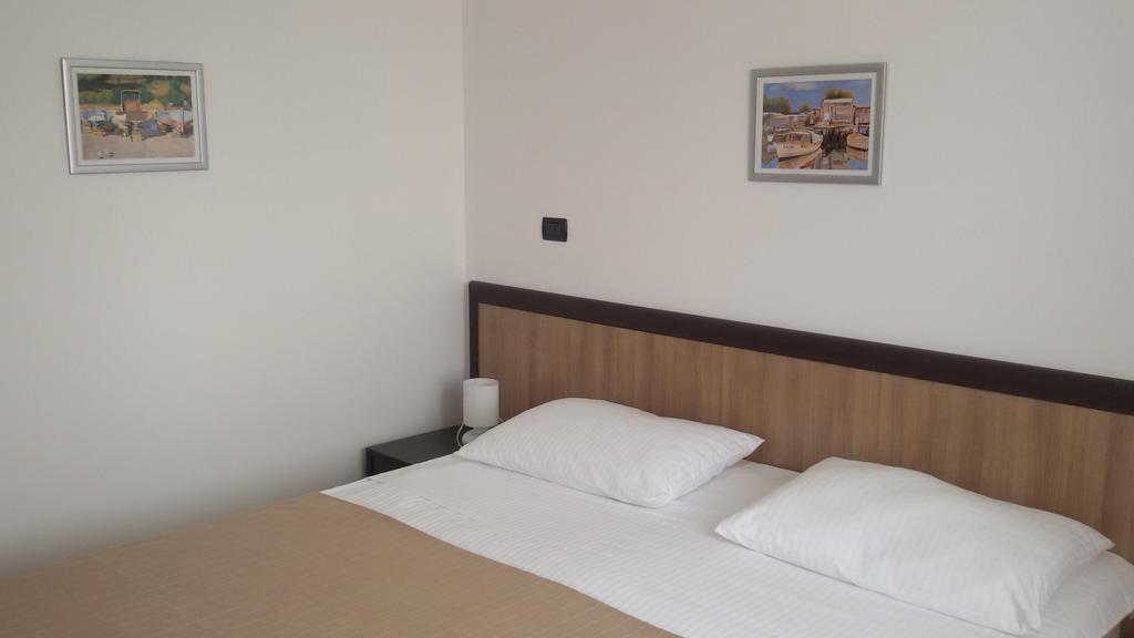 Apartments Residence L'Ulivo Ровин Екстериор снимка