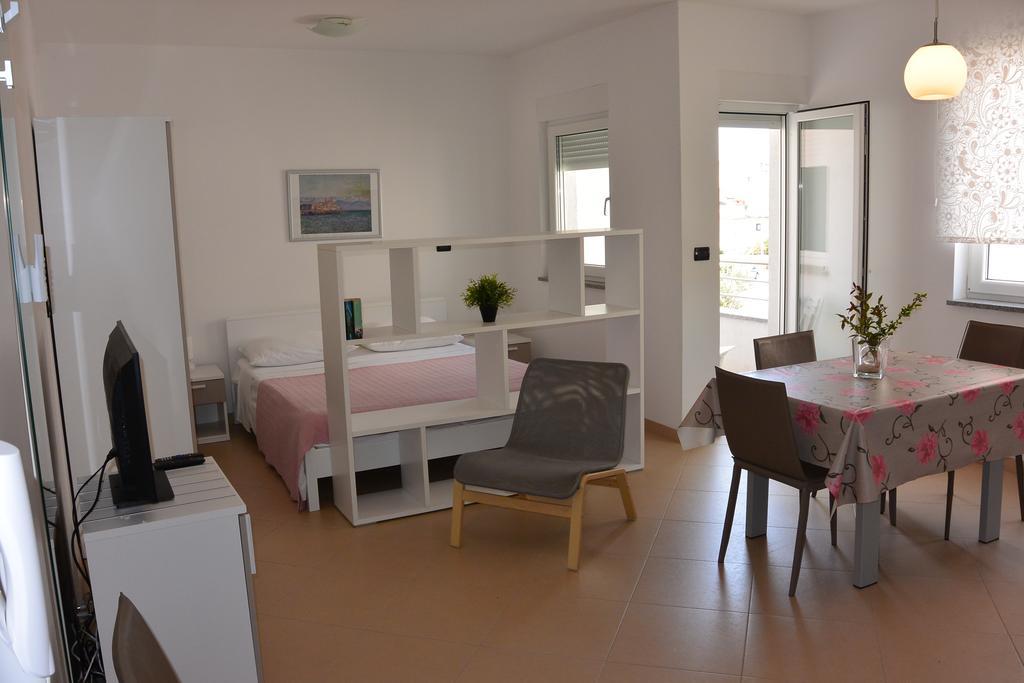 Apartments Residence L'Ulivo Ровин Екстериор снимка